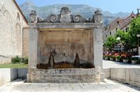 La ville de Makarska en Croatie. La fontaine vénitienne. Cliquer pour agrandir l'image dans Adobe Stock (nouvel onglet).