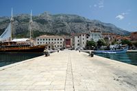 La ville de Makarska en Croatie. La jetée. Cliquer pour agrandir l'image dans Adobe Stock (nouvel onglet).