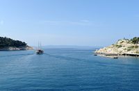 Die Bucht von Makarska. Klicken, um das Bild in Adobe Stock zu vergrößern (neue Nagelritze).