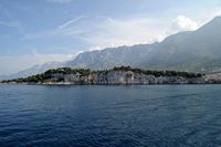La ville de Makarska en Croatie. La presqu'île Saint-Pierre. Cliquer pour agrandir l'image dans Adobe Stock (nouvel onglet).