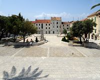La ville de Makarska en Croatie. La place Kačić. Cliquer pour agrandir l'image dans Adobe Stock (nouvel onglet).