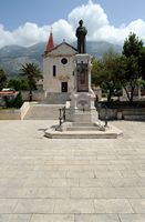 La ville de Makarska en Croatie. La statue d'Andrija Kačić. Cliquer pour agrandir l'image dans Adobe Stock (nouvel onglet).