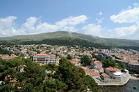 La ville moderne de Dubrovnik en Croatie. Faubourg pile vu depuis lovrijenac. Cliquer pour agrandir l'image dans Adobe Stock (nouvel onglet).