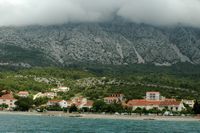 La ville d'Orebić, presqu'île de Pelješac en Croatie. Orebić au pied du mont Saint-Élie. Cliquer pour agrandir l'image dans Adobe Stock (nouvel onglet).