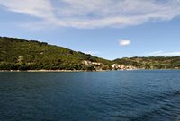 La ville de Polače, île de Mljet en Croatie. Vue du catamaran. Cliquer pour agrandir l'image dans Adobe Stock (nouvel onglet).