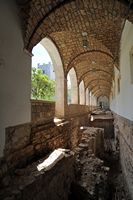 La ville de Polače, île de Mljet en Croatie. Cloître du monastère Sainte-Marie. Cliquer pour agrandir l'image dans Adobe Stock (nouvel onglet).