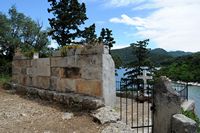 La ville de Polače, île de Mljet en Croatie. Cimetière sur l'îlot Sainte-Marie. Cliquer pour agrandir l'image dans Adobe Stock (nouvel onglet).