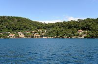 La ville de Polače, île de Mljet en Croatie. Village de Babine Kuće. Cliquer pour agrandir l'image dans Adobe Stock (nouvel onglet).