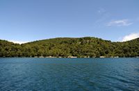 La ville de Polače, île de Mljet en Croatie. Le Grand Lac. Cliquer pour agrandir l'image dans Adobe Stock (nouvel onglet).