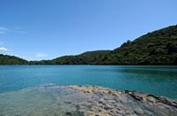 La ville de Polače, île de Mljet en Croatie. Baignade au Petit Lac. Cliquer pour agrandir l'image dans Adobe Stock (nouvel onglet).