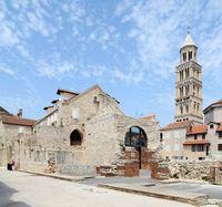 Museu etnográfico e catedral de Split. Clicar para ampliar a imagem em Adobe Stock (novo guia).