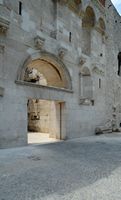 A Porta de Ouro do Palácio de Diocleciano à Split. Clicar para ampliar a imagem em Adobe Stock (novo guia).
