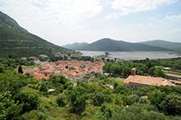 La ville de Ston, presqu'île de Pelješac en Croatie. Ston vue depuis la muraille. Cliquer pour agrandir l'image dans Adobe Stock (nouvel onglet).
