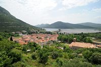 Ston, das seit der Mauer gesehen wurde. Klicken, um das Bild in Adobe Stock zu vergrößern (neue Nagelritze).