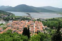 La ville de Ston, presqu'île de Pelješac en Croatie. Ston vue depuis la muraille. Cliquer pour agrandir l'image dans Adobe Stock (nouvel onglet).