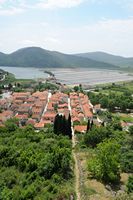 La ville de Ston, presqu'île de Pelješac en Croatie. Ston vue depuis la muraille. Cliquer pour agrandir l'image dans Adobe Stock (nouvel onglet).