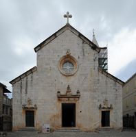 La ville de Supetar, île de Brač en Croatie. La façade de l'église de l'Annonciation. Cliquer pour agrandir l'image dans Adobe Stock (nouvel onglet).