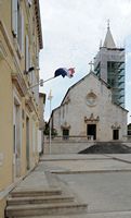 La ville de Supetar, île de Brač en Croatie. La façade de l'église de l'Annonciation. Cliquer pour agrandir l'image dans Adobe Stock (nouvel onglet).