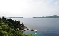 Les îles Élaphites en Croatie. Koločep et Lopud vues depuis le jardin botanique de Trsteno. Cliquer pour agrandir l'image.