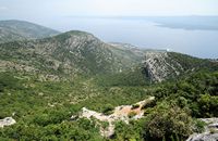 Le mont Vidova Gora, île de Brač en Croatie. Vue sur la Couronne de Bol. Cliquer pour agrandir l'image.