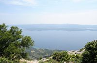 Le mont Vidova Gora, île de Brač en Croatie. Vue sur Hvar depuis Vidova Gora. Cliquer pour agrandir l'image.