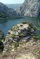 Le parc national de la Krka en Croatie. La forteresse de Kamičak sur la Krka. Cliquer pour agrandir l'image.