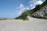 Le parc naturel du Biokovo en Croatie. La route en lacets montant au Biokovo. Cliquer pour agrandir l'image.