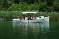 Barco-taxi sobre Cetina. Haga clic para ampliar la imagen.