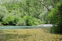 La rivière Cetina en Croatie. Derniers rapides de la Cetina à Radmanove Mlinice. Cliquer pour agrandir l'image.