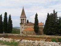 Le village de Bobovišća, île de Brač en Croatie. L'église (auteur Kelovy). Cliquer pour agrandir l'image.