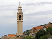 Le village de Ložišća, île de Brač en Croatie. Le clocher de l'église paroissiale (auteur Kelovy). Cliquer pour agrandir l'image.
