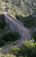 Le village de Ložišća, île de Brač en Croatie. Le pont François-Joseph (auteur Honza Beran). Cliquer pour agrandir l'image.