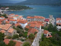 Le village de Mali Ston, presqu'île de Pelješac en Croatie. Le village de Mali Ston vu depuis la forteresse. Cliquer pour agrandir l'image.