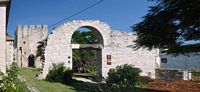 Le village de Povlja, île de Brač en Croatie. Les ruines de l'abbaye Saint-Jean. Cliquer pour agrandir l'image.
