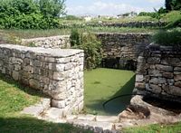 Le village de Škrip, île de Brač en Croatie. Le réservoir romain. Cliquer pour agrandir l'image.