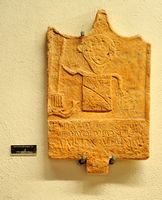 Uma pedra tumular romana ao Museu de Brač. Clicar para ampliar a imagem.