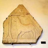Bas-relief paleocristiano che rappresenta un agnello. Clicca per ingrandire l'immagine.