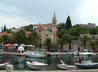 Le village de Splitska, île de Brač en Croatie. L'église Sainte-Marie (auteur Gaetano56). Cliquer pour agrandir l'image.