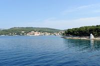 Le village de Sumartin, île de Brać en Croatie. L'entrée du port. Cliquer pour agrandir l'image.