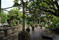 Le village de Trsteno en Croatie. Pavillon de l'arboretum. Cliquer pour agrandir l'image.