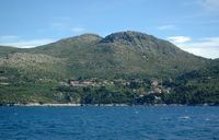 Le village de Trsteno en Croatie. Trsteno vu depuis la mer. Cliquer pour agrandir l'image.