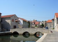 Le village de Vrboska, île de Hvar en Croatie. Pont sur le bras de mer (auteur Samuli Lintula). Cliquer pour agrandir l'image.