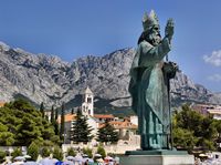 La ville de Baška Voda en Croatie. Statue de saint Nicolas (auteur Ostrovski Vladimir de Kiev). Cliquer pour agrandir l'image.