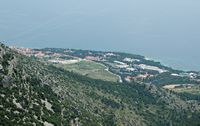 La ville de Bol, île de Brač, en Croatie. L'hôtel Elaphusa vu depuis Vidova Gora. Cliquer pour agrandir l'image.