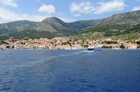 La ville de Bol, île de Brač, en Croatie. Bol vue depuis la mer. Cliquer pour agrandir l'image.