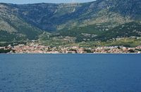 La ville de Bol, île de Brač, en Croatie. Bol vue depuis la mer. Cliquer pour agrandir l'image.