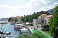 La ville de Bol, île de Brač, en Croatie. Le palais sur le port. Cliquer pour agrandir l'image.