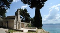 La ville de Bol, île de Brač, en Croatie. La chapelle Saints-Jean-et-Théodore. Cliquer pour agrandir l'image.