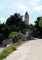 La ville de Bol, île de Brač, en Croatie. L'église Notre-Dame-de-la-Miséricorde. Cliquer pour agrandir l'image.