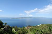 La ville de Brela en Croatie. Île de Brac vue depuis Brela. Cliquer pour agrandir l'image.